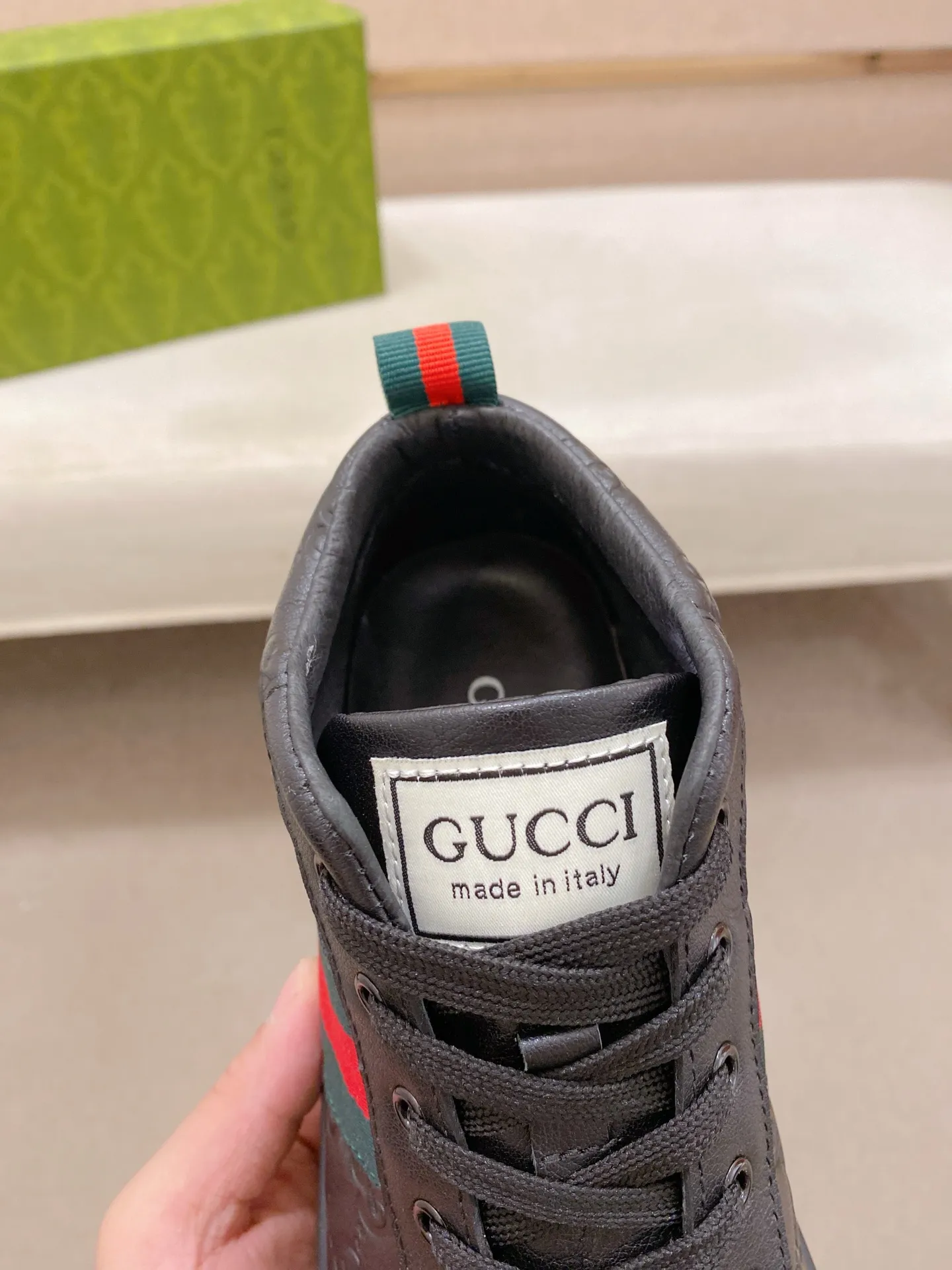Factory price: 480💰 (GUCCI) The latest model from the official website 🎁🎁Casual and fashionable men's shoes👟, hot style 💥The version is simple and elegant, exclusive for trendy men. Unique official website latest brand elements 👑Gucci original decoration, fashionable and generous, the fabric is original cowhide ✅sheepskin lining, the official website specifies wear-resistant casual outsole, the classic model is taken in kind at the counter🎬38-44 (45 is not returned or exchanged)